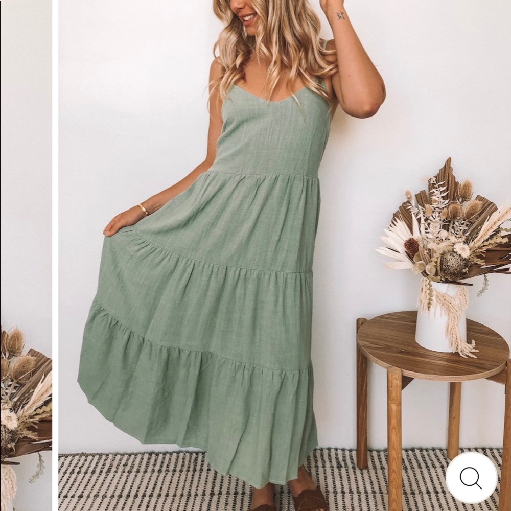 *NEVER WORN* Esther & Co Midi Dress. SIZE SMALL